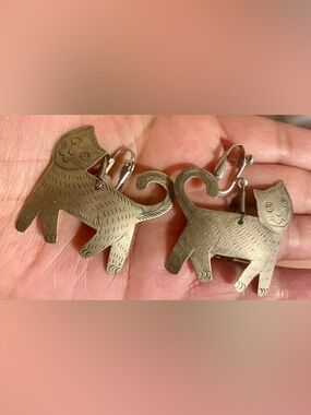 Vintage Cat Drop Earrings in Brushed Silver Tone